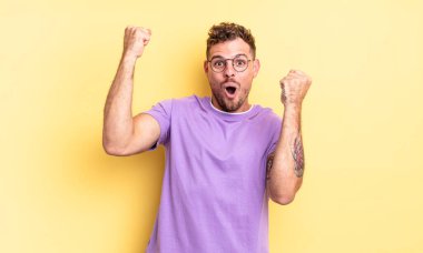 Genç, yakışıklı İspanyol adam inanılmaz bir başarıyı kutluyor. Kazanan gibi, heyecanlı ve mutlu görünüyor. Al bunu.!