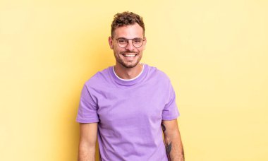 Genç, yakışıklı, dost canlısı, kaygısız gülüşü olan, pozitif, rahat ve mutlu, ürpertici görünen İspanyol bir adam.