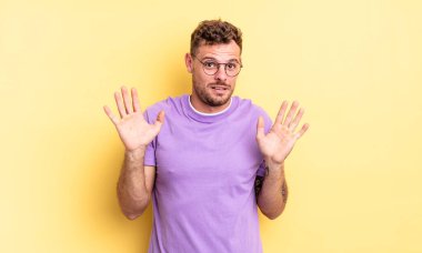 Genç, yakışıklı İspanyol adam gergin, endişeli ve endişeli görünüyor. Benim hatam olmadığını söylüyor. Yoksa ben yapmadım. 