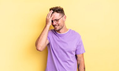 Genç, yakışıklı İspanyol adam gülüyor ve alnına şaplak atıyor. Unuttum ya da aptalca bir hataydı. 