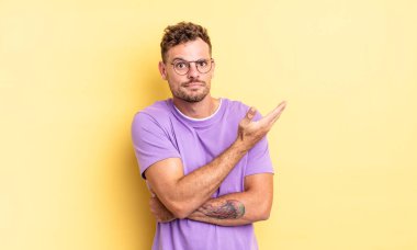 Genç, yakışıklı İspanyol bir adam kafası karışık ve bilgisiz, şüpheli bir açıklama ya da düşünceyi merak ediyor.