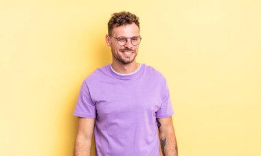 Genç, yakışıklı İspanyol adam mutlu ve arkadaş canlısı görünüyor, gülümsüyor ve sana olumlu bir tavırla göz kırpıyor.