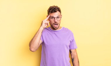 Genç, yakışıklı İspanyol adam şaşırmış, ağzı açık, şok olmuş, yeni bir düşünce, fikir ya da konsept keşfediyor.