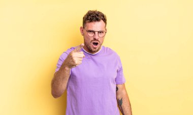 Genç, yakışıklı, İspanyol bir adam kızgın agresif bir ifadeyle kameraya bakıyor. Öfkeli, çılgın bir patron gibi görünüyor.