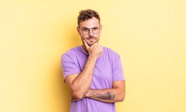 Genç, yakışıklı, İspanyol görünümlü, kafası karışmış, kararsız ve düşünceli, seçenekler ve seçenekler arasında şüpheci.