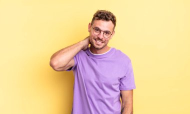 Genç, yakışıklı, İspanyol bir adam neşeli ve kendinden emin bir şekilde gülüyor.