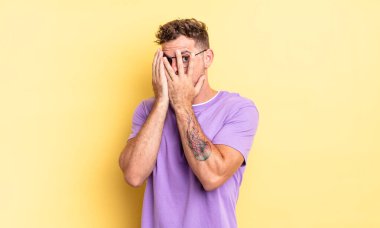 Genç, yakışıklı, İspanyol bir adam korkmuş ya da utanmış hissediyordu. Gözleri yarı kapalı, yarı çıplak bir şekilde dikizliyordu.