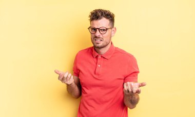 Genç, yakışıklı, İspanyol bir adam bilgisiz ve kafası karışık, hangi seçeneği seçeceğine emin değil, merak ediyor.