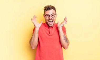 Genç, yakışıklı İspanyol adam mutlu ve heyecanlı görünüyor. Beklenmedik bir sürprizle şoke oldu.