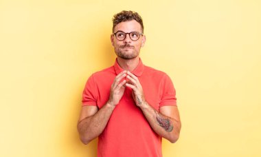 Genç yakışıklı İspanyol entrikacı ve komplocu hilekar ve hilekar, kurnaz ve hain