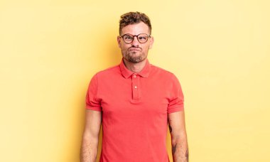 Genç, yakışıklı İspanyol adam şapşal ve komik görünüyor. Şaşı bakışlı, şakacı ve şakacı.