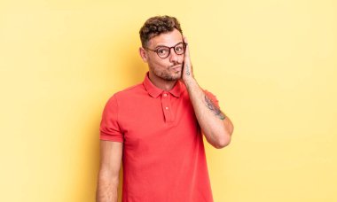 Genç, yakışıklı İspanyol bir adam şok olmuş ve ağzı açık bir şekilde yüz yüze inanamamaktan hayrete düşmüş.