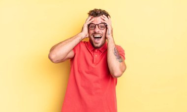 Genç, yakışıklı, İspanyol bir adam el ele tutuşuyor, ağzı açık, son derece şanslı, şaşırmış, heyecanlı ve mutlu.