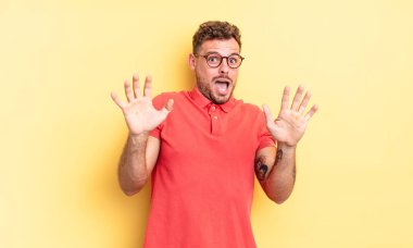 Genç, yakışıklı İspanyol bir adam sersemlemiş ve korkmuş hissediyor. Korkutucu bir şeyden korkuyor. Elleri açık ve uzak durun diyor.