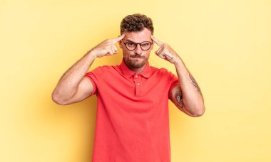 Ciddi ve konsantre görünümlü genç, yakışıklı İspanyol bir adam beyin fırtınası yapıyor ve zorlu bir sorunu düşünüyor.