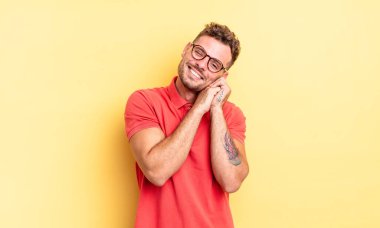 Genç, yakışıklı, İspanyol bir adam aşık ve sevimli görünüyor. Sevimli ve mutlu. Romantik bir şekilde gülümsüyor.