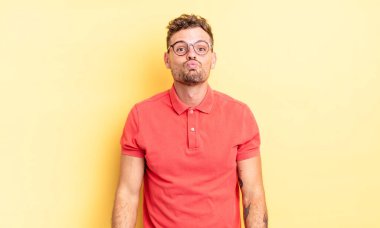 Genç, yakışıklı İspanyol adam dudaklarını birbirine bastırıyor. Tatlı, eğlenceli, mutlu, sevimli bir yüz ifadesiyle. Öpücük yolluyor.