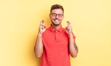 Genç ve yakışıklı İspanyol adam gergin ve umutlu, şans diliyor ve dua ediyor.