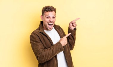 Genç, yakışıklı, İspanyol bir adam. Neşeli ve şaşırmış. Şok olmuş bir ifadeyle gülümsüyor.