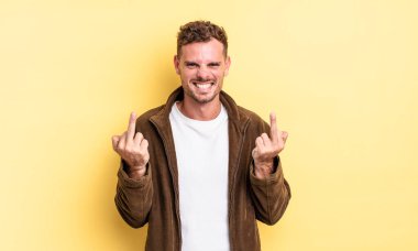 Genç, yakışıklı İspanyol bir adam kışkırtıcı, agresif ve müstehcen hissediyor. İsyankar bir tavırla orta parmağını hareket ettiriyor.