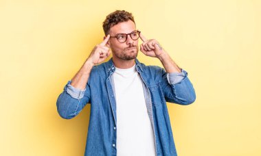 Genç, yakışıklı İspanyol bir adam, kafası karışık ya da şüpheci, bir fikre odaklanmış, çok düşünüyor, kenarda yer arıyor.