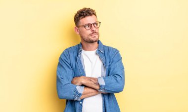 Genç, yakışıklı, Latin asıllı, şüpheci ya da düşünceli, dudağını ısıran, kendine güveni olmayan ve gergin bir adam.