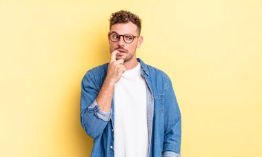 Şaşırmış, gergin, endişeli ya da korkmuş bakışları olan genç, yakışıklı İspanyol adam fotokopi alanına doğru bakıyor.