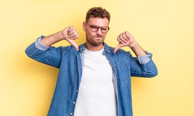 Genç, yakışıklı İspanyol bir adam üzgün, hayal kırıklığına uğramış ya da kızgın görünüyor. Anlaşmazlığa düşmüş, hayal kırıklığına uğramış hissediyor.