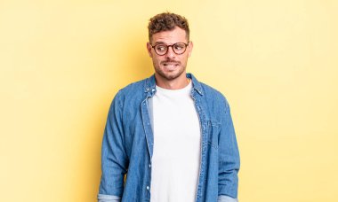 Genç, yakışıklı, endişeli, stresli, endişeli, korkmuş, panikleyen ve dişlerini sıkan bir İspanyol.