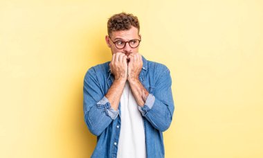 Genç, yakışıklı, endişeli, stresli ve korkmuş görünen, tırnaklarını yiyen ve yanal fotokopi alanı arayan bir İspanyol.