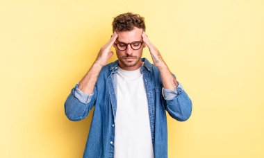 Genç, yakışıklı İspanyol adam konsantre, düşünceli ve ilham verici görünüyor, beyin fırtınası yapıyor ve hayal kuruyor.