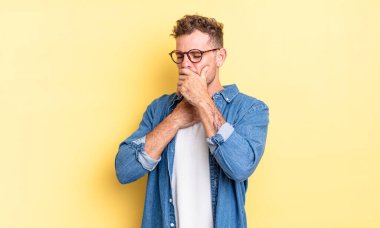 Genç, yakışıklı İspanyol bir adam boğazı ağrıyormuş ve grip belirtileri gösteriyormuş. Ağzı kapalı öksürüyormuş.