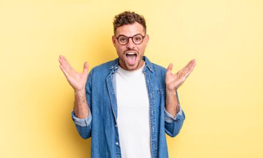 Genç, yakışıklı İspanyol adam mutlu, heyecanlı, şaşırmış ya da şok olmuş hissediyor. İnanılmaz bir şeye gülümsüyor ve şaşırıyor.