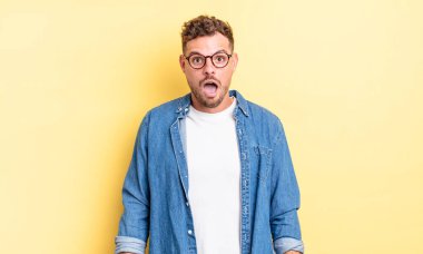 Genç, yakışıklı İspanyol adam şok olmuş ya da şaşırmış görünüyor, ağzı açık bir şekilde 