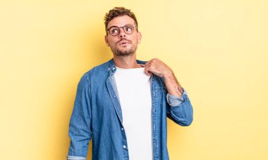 Genç, yakışıklı İspanyol bir adam stresli, endişeli, yorgun ve hayal kırıklığına uğramış, gömleğini çekiştirmiş, sorunlardan bıkmış görünüyor.