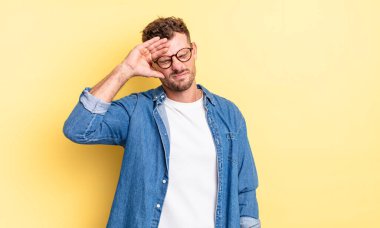 Genç, yakışıklı İspanyol adam stresli, yorgun ve hayal kırıklığına uğramış görünüyor alnından ter damlıyor, umutsuz ve bitkin hissediyor.