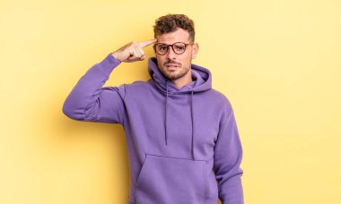 Genç, yakışıklı İspanyol adam kafası karışık ve şaşkın hissediyor. Deli, deli ya da aklını kaçırmış olduğunu gösteriyor.