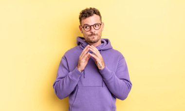 Genç, yakışıklı İspanyol bir adam gururlu, yaramaz ve kibirli. Şeytani bir plan kurarken ya da bir numara düşünürken.