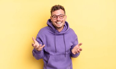 Genç, yakışıklı İspanyol adam kendini mutlu, şaşkın, şanslı ve şaşırmış hissediyor. İnanılmaz!