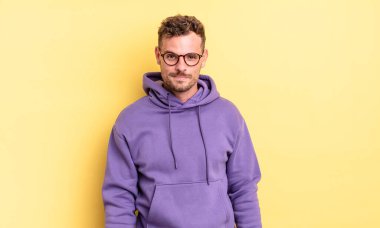 Genç, yakışıklı, kendine güvenen, havalı, küstah, güler yüzlü, başarılı hisseden bir İspanyol.