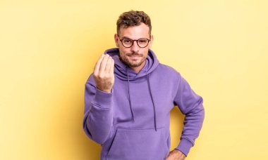 Genç, yakışıklı İspanyol adam kapiş ya da para hareketi yaparak sana borçlarını ödemeni söylüyor.!