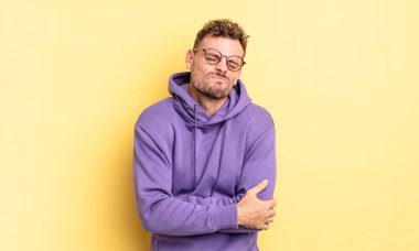 Genç, yakışıklı İspanyol bir adam endişeli, hasta, hasta ve mutsuz hissediyor. Ağrılı bir mide ağrısı ya da grip geçiriyor.