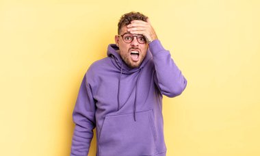 Genç, yakışıklı İspanyol bir adam unutulmuş bir mühlet yüzünden panikliyor, stresli hissediyor, bir pisliği örtbas etmek zorunda kalıyor ya da hata yapıyor.