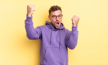 Genç, yakışıklı İspanyol adam inanılmaz bir başarıyı kutluyor. Kazanan gibi, heyecanlı ve mutlu görünüyor. Al bunu.!