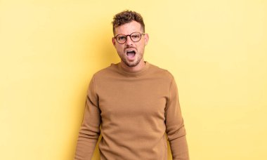 Genç, yakışıklı, şaşkın, sinirli ya da hayal kırıklığına uğramış, ağzı açık ve öfkeli görünen İspanyol bir adam.