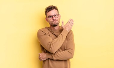 Genç, yakışıklı İspanyol bir adam kafası karışık ve bilgisiz, şüpheli bir açıklama ya da düşünceyi merak ediyor.