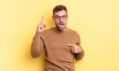 Genç, yakışıklı, İspanyol asıllı, gururlu ve şaşırmış, kendine güvenen, kendini bir numara gibi hisseden bir adam.