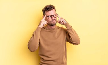 Genç, yakışıklı İspanyol bir adam konsantre olmuş ve bir fikir üzerinde kafa yoruyor. Bir soruna ya da meydan okumaya çözüm arıyor.