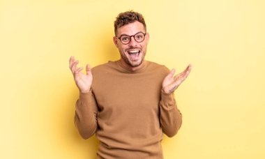 Genç, yakışıklı İspanyol adam mutlu ve heyecanlı görünüyor. Beklenmedik bir sürprizle şoke oldu.