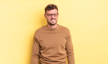 Genç, yakışıklı İspanyol bir adam kafası karışmış ve kafası karışmış görünüyor. Sinirli bir hareketle dudağını ısırıyor. Sorunun cevabını bilmiyor.